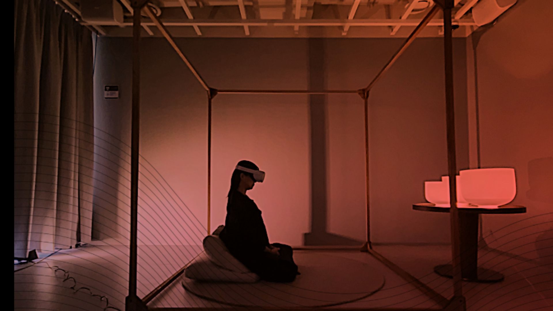 설치 공간 안에서 앉은 자세로 GOYO Meditation Planet을 체험하는 참여자