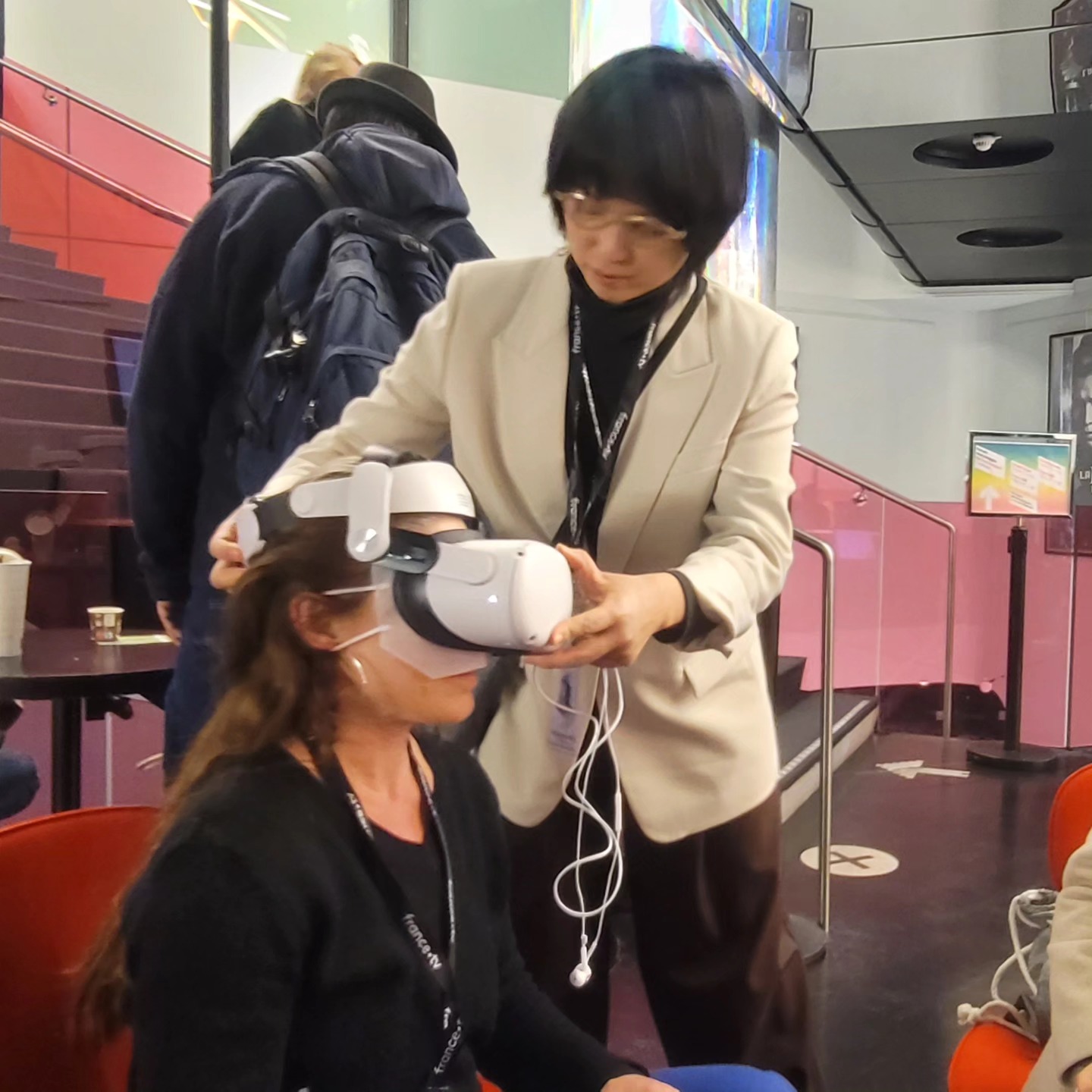 NewImages Festival 현장에서 GOYO Meditation Planet VR 헤드셋을 체험하는 관객